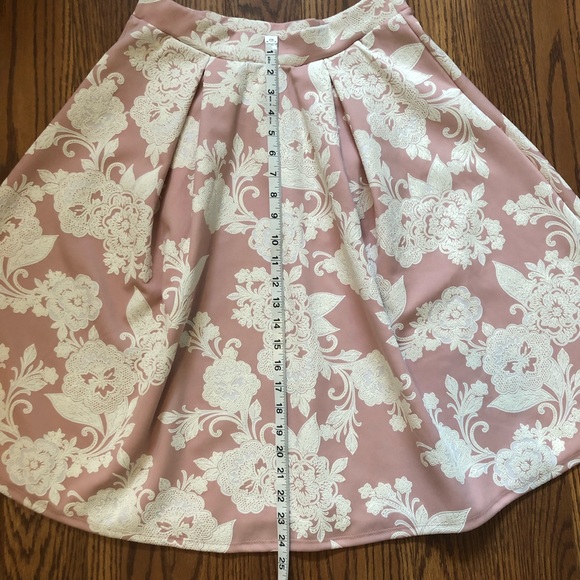 Dusty Rose skirt w/ soft white floral pattern - Picture 3 of 6